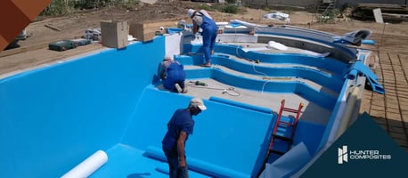 ¿Cómo es la construcción de piscinas de fibra de vidrio?